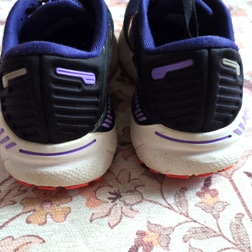 Brooks Navy and Pink Size 8 GUC - Picture 2 of 8